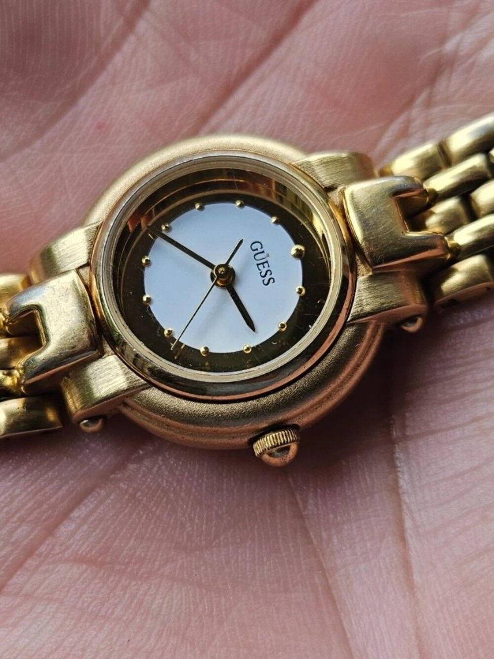 Vintage Guess Ladies Wristwatch Gold Tone Quartz Analog Round Shape Wrist Watch